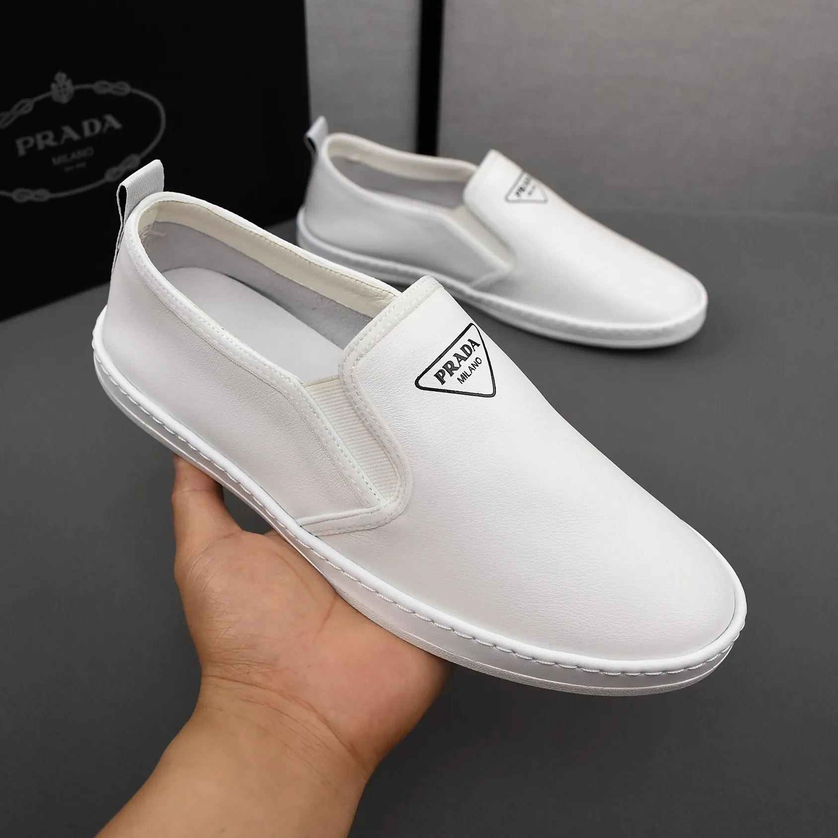PP380👟👟👟Prada [Prada] Soft-soled and soft-surface casual leather shoes. The uppers are made of comfortable and soft first-layer cowhide and super-soft rubber outsole. Men's size 38-44.
